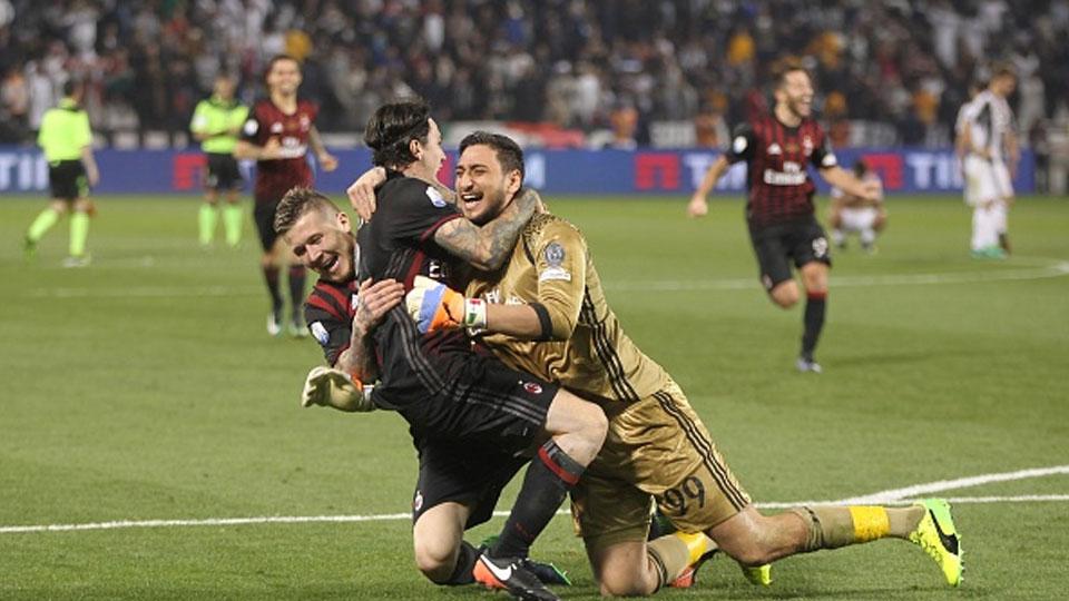 Pemain AC Milan melakukan selebrasi setelah mengalahkan Juventus.
